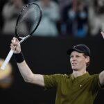 Sinner sulle montagne russe: rimonta Spizzirri, batte i crampi e vola agli ottavi degli Australian Open
