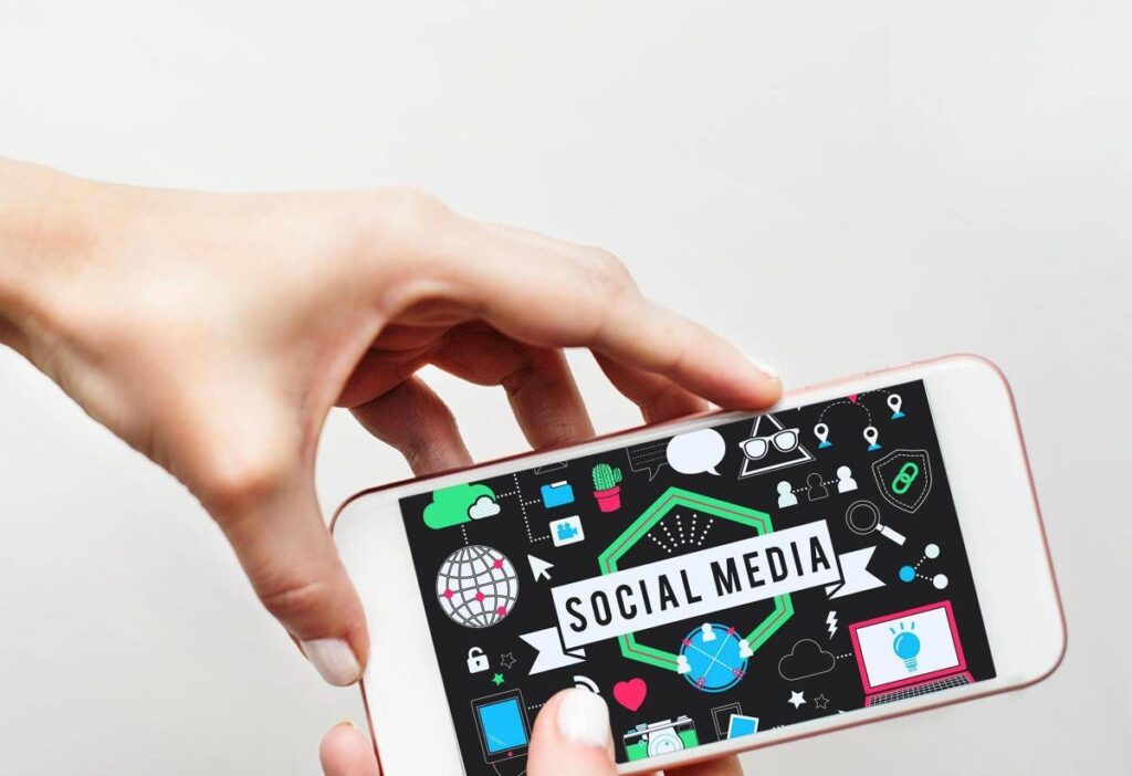 Social vietati ai minori di 15 anni, dall’Australia al Regno Unito: cosa fanno gli altri Paesi