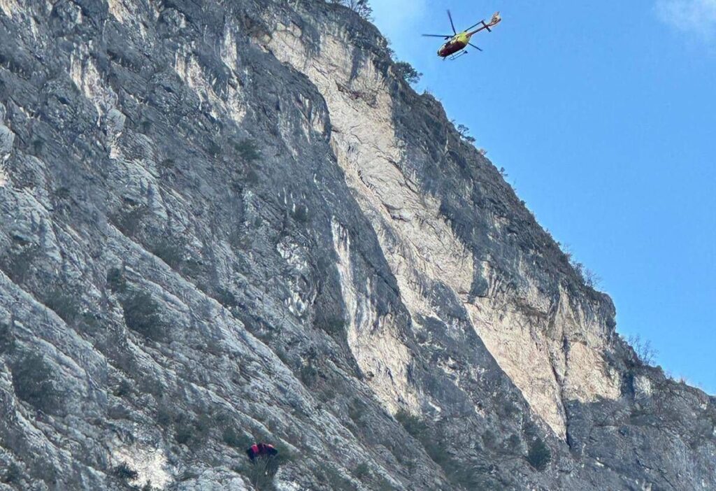 Trentino, base jumper precipita e muore lungo la parete di cima Capi