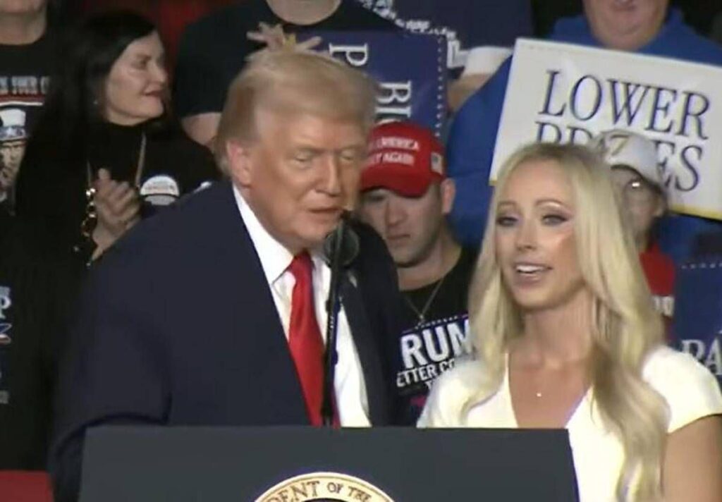 Trump e l’ammiratrice affascinante: “Sei bellissima, ora sono nei guai”