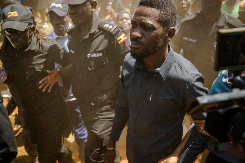 Uganda, leader opposizione Bobi Wine portato via con elicottero militare