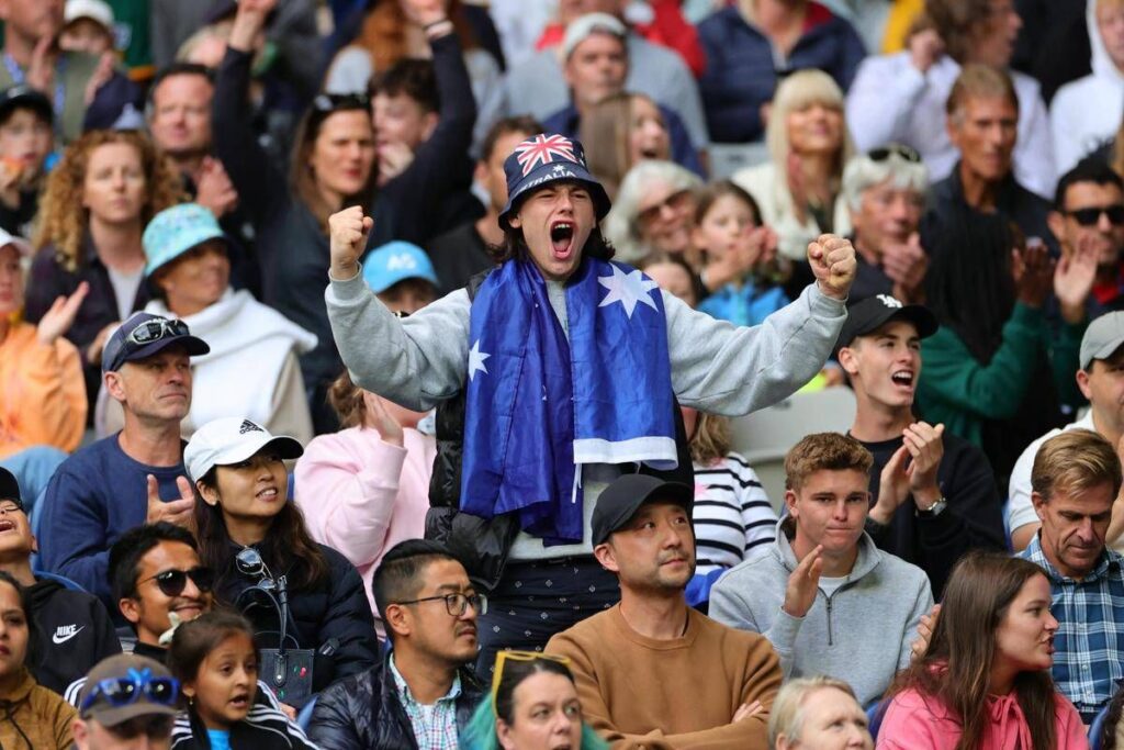 Urlano, cantano e vengono ‘ammoniti’ dall’arbitro: tifosi molesti (e ubriachi) agli Australian Open