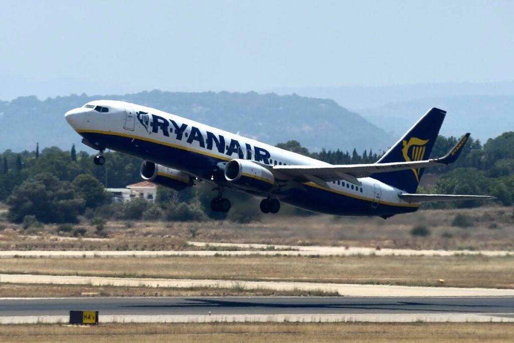 Ustionata con un caffé caldo in aereo, Ryanair la risarcisce
