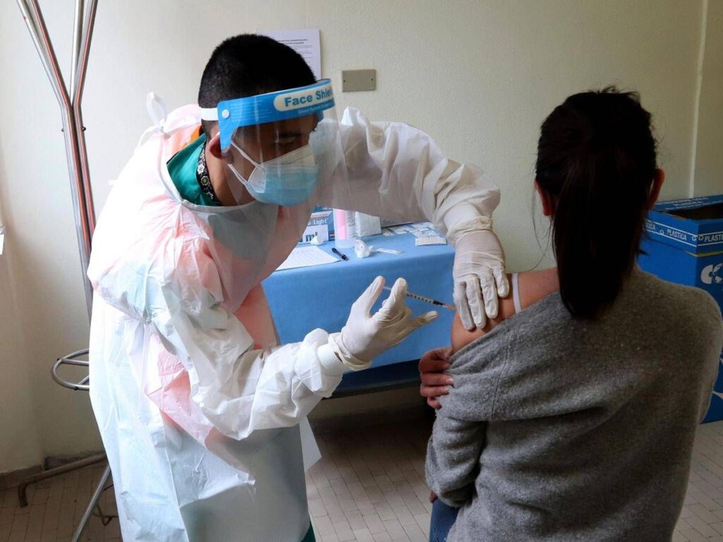 Vaccini, l’effetto giovinezza dell’anti-zoster: l’invecchiamento biologico rallenta