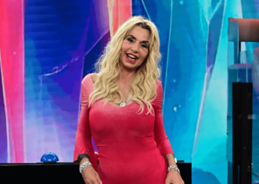 Valeria Marini, la truffa alla madre: “Grazie alla fede ne siamo uscite”