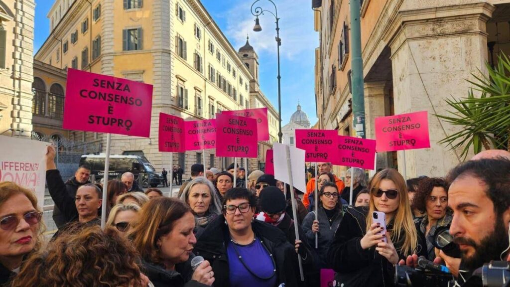 Violenza sulle donne, manifestazione di fronte al Senato: protesta contro testo Bongiorno