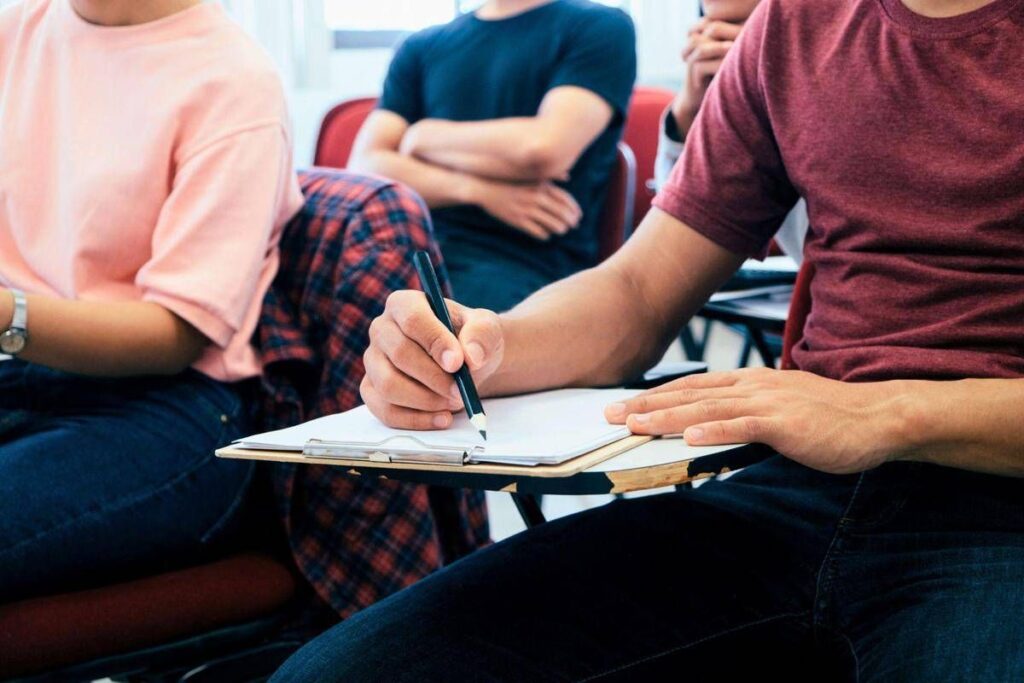 Allarme spritz a colazione, i rischi per gli studenti: “Effetti immediati su cervello”