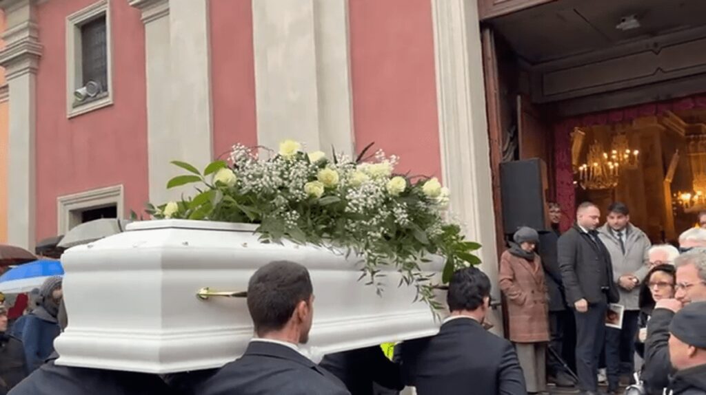 Asti, รจ il giorno del funerale di Zoe Trinchero: bara bianca coperta di rose
