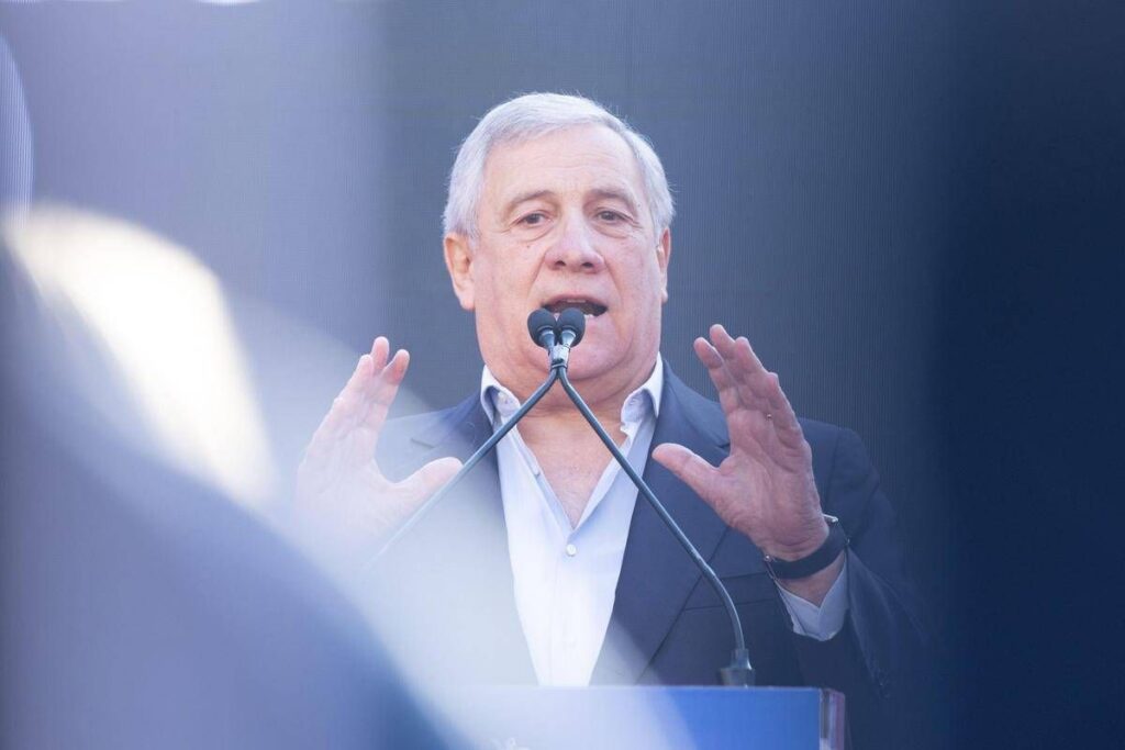Attacco Usa e Israele all’Iran, Tajani: “Italiani non escano di casa”