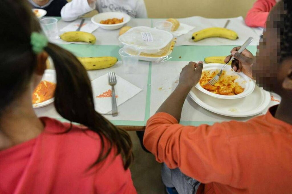 Bimbi a tavola, studio: “Mangiare senza aiuto favorisce sviluppo linguaggio”