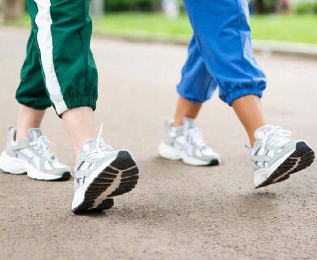 Camminare protegge il cuore e il cervello, non servono 10mila passi al giorno: lo studio