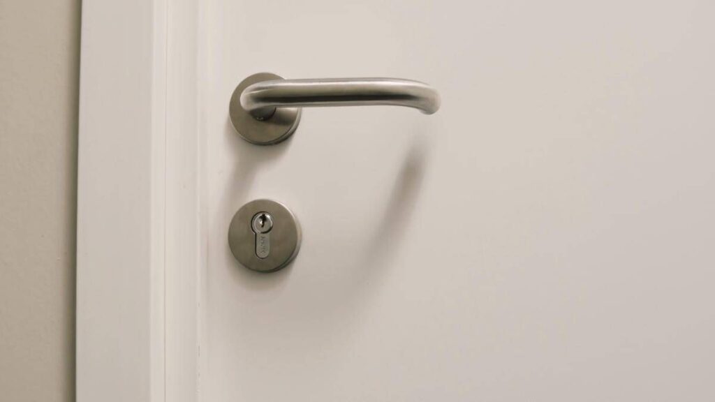 Carta stagnola sulle maniglie delle porte, un gesto gentile verso la propria casa