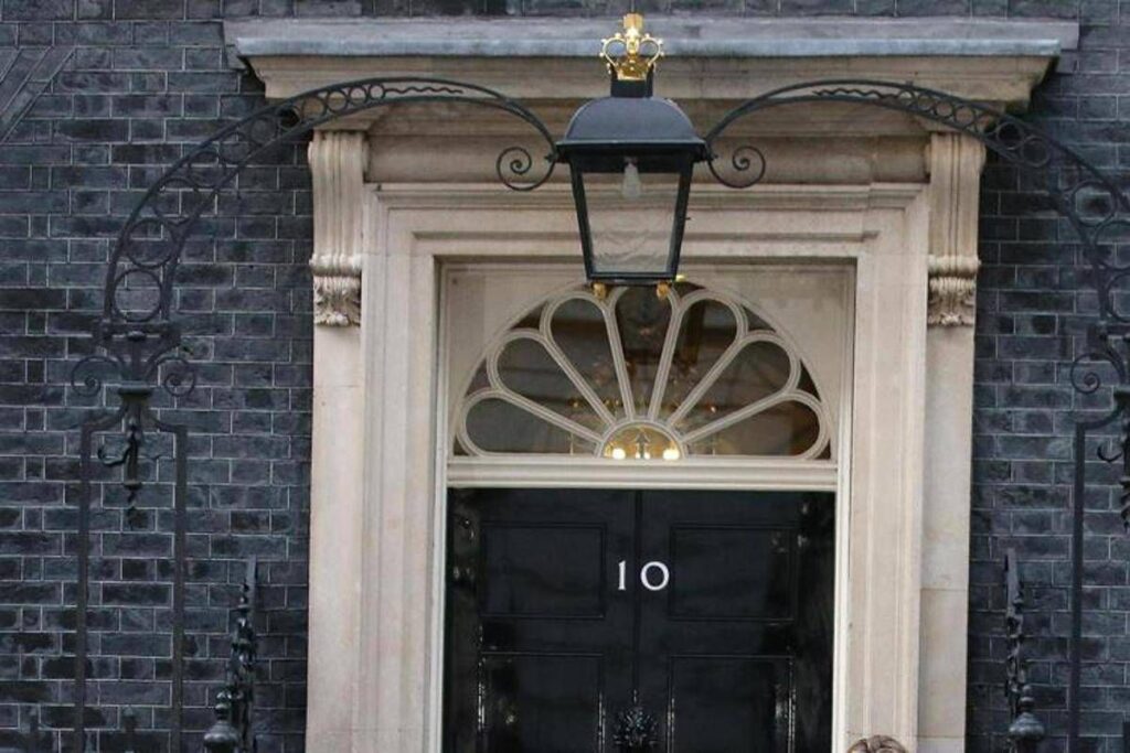 Caso Epstein, nuovo colpo per il premier Starmer: si dimette direttore Comunicazioni Downing Street