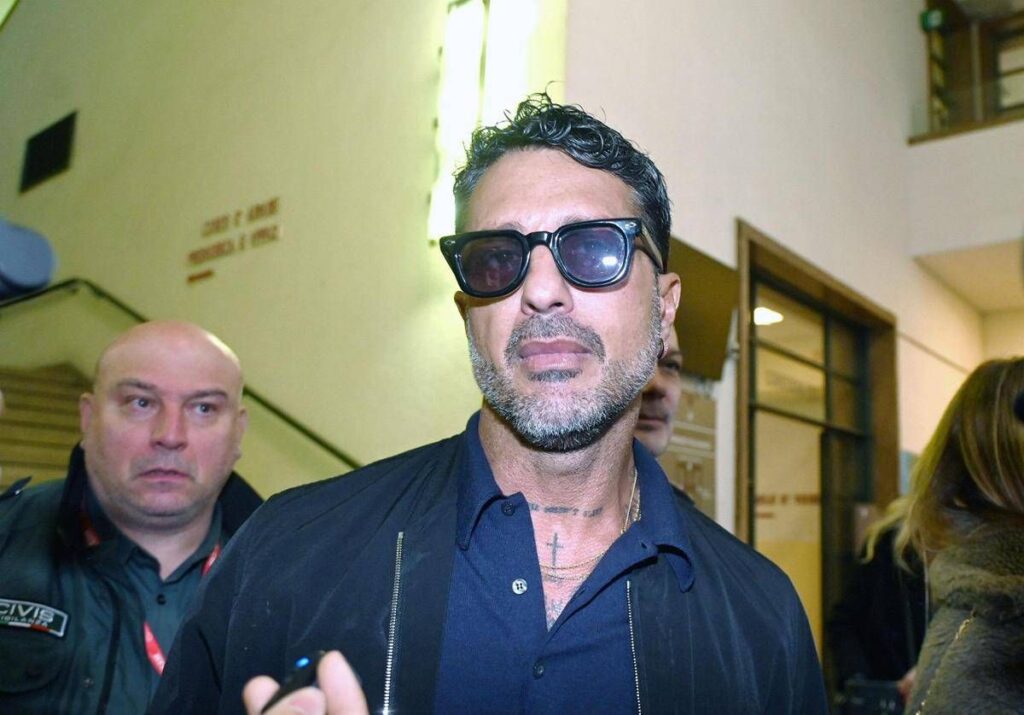 Corona sfida le ordinanze e torna su Instagram: “Trattative non ne facciamo”