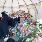 Crans-Montana, a Bella Ma’ gli amici delle vittime italiane: “Continueranno a vivere con noi”