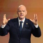 Fifa, l’assist di Infantino a Putin: “L’esclusione della Russia ha creato odio, va rivista”