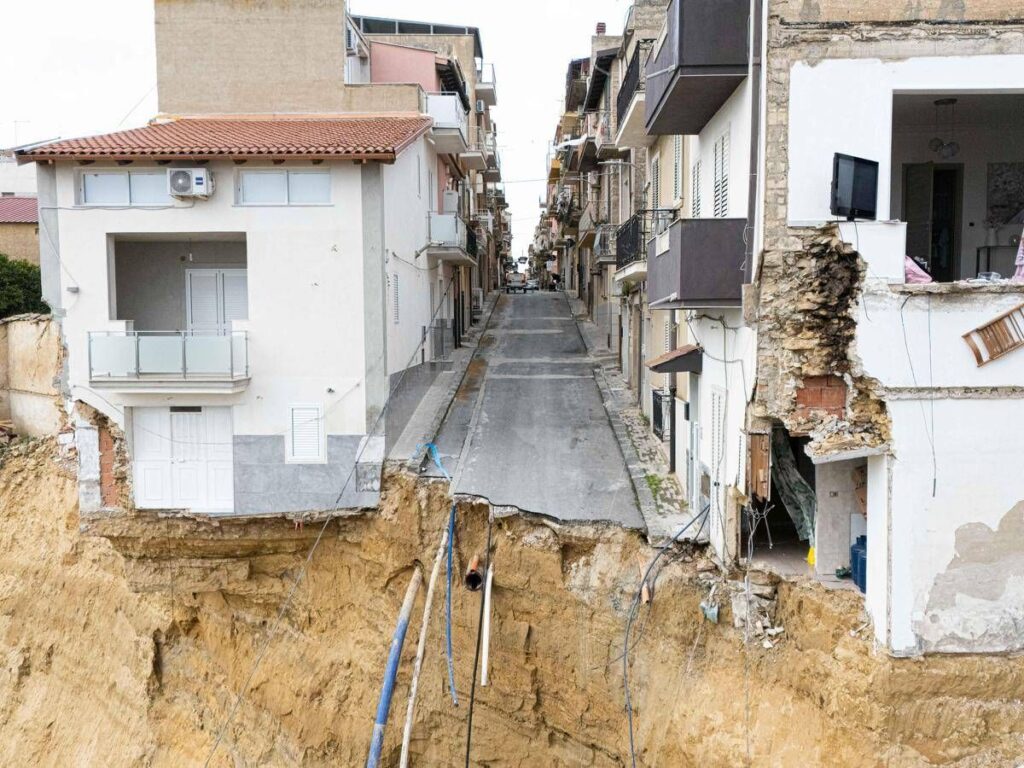 Frana Niscemi, nuovi cedimenti intorno alla biblioteca
