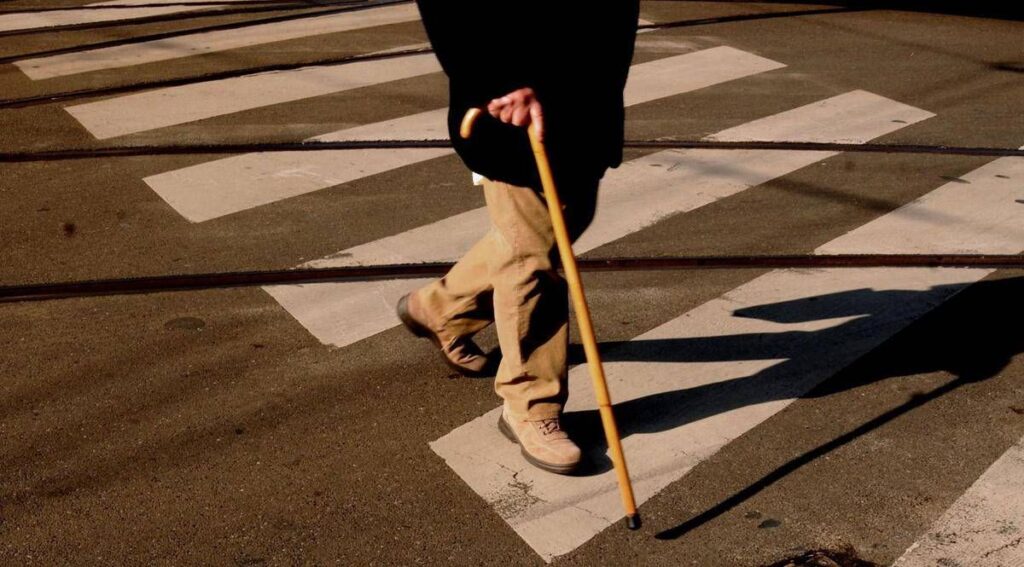 Il 20% degli over 65 cade almeno una volta l’anno, una scarpa intelligente può evitarlo