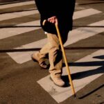 Il 20% degli over 65 cade almeno una volta l’anno, una scarpa intelligente può evitarlo