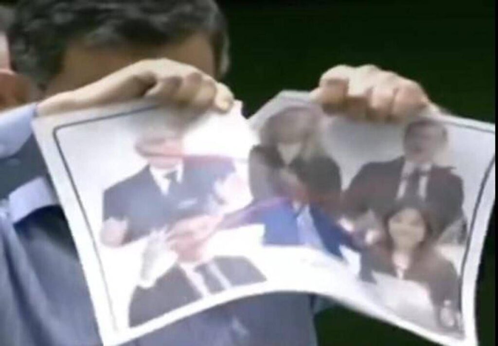 Iran, deputato straccia foto dei leader europei: c’è anche Mattarella. Tajani convoca l’ambasciatore