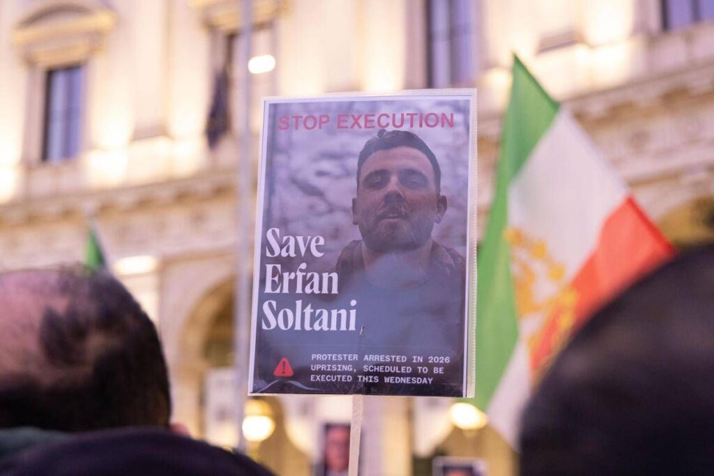 Iran, il legale di Erfan Soltani: “E’ stato rilasciato su cauzione”