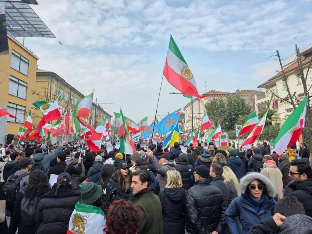 Iran, proteste di fronte al consolato di Milano: “Viva lo Shah”