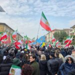 Iran, proteste di fronte al consolato di Milano: “Viva lo Shah”