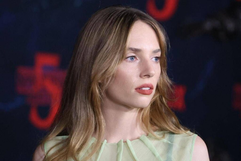 Maya Hawke si è sposata, alla cerimonia i colleghi di ‘Stranger Things’ – Le immagini
