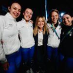 Meloni, show a Milano Cortina: tifa, applaude e Fontana le promette una tutina