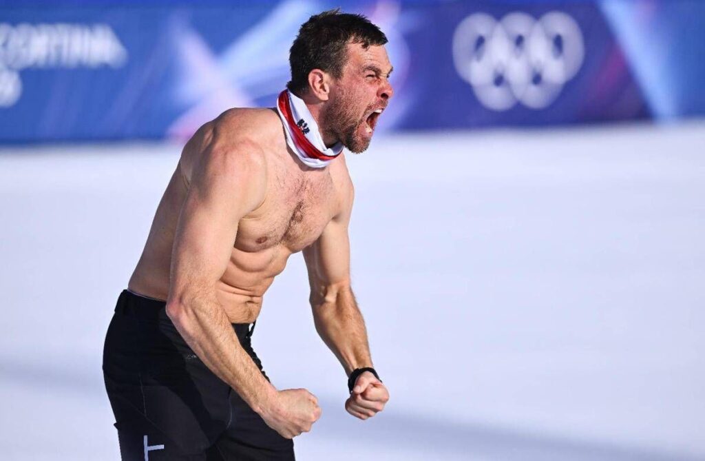 Milano Cortina 2026, vince e… si strappa la maglia: esultanza ‘alla Balotelli’ dopo l’oro