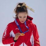 Milano Cortina, il dolore di Eileen Gu: vince l’oro olimpico, poi scopre di aver perso la nonna