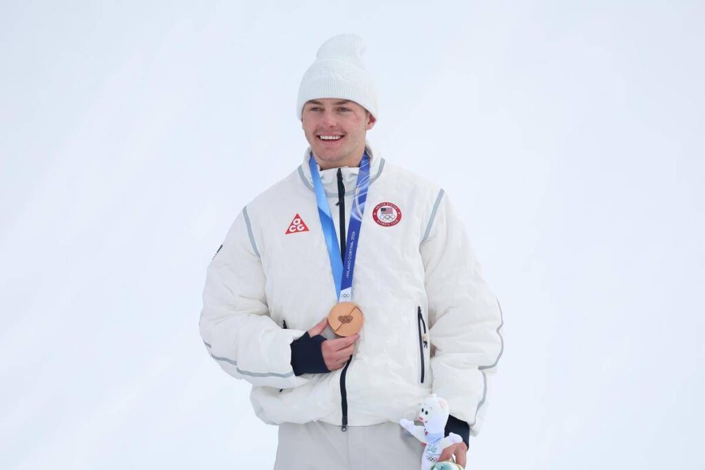 Milano Cortina, la storia di Jake Canter: dieci anni fa ha rischiato di morire, oggi è bronzo alle Olimpiadi
