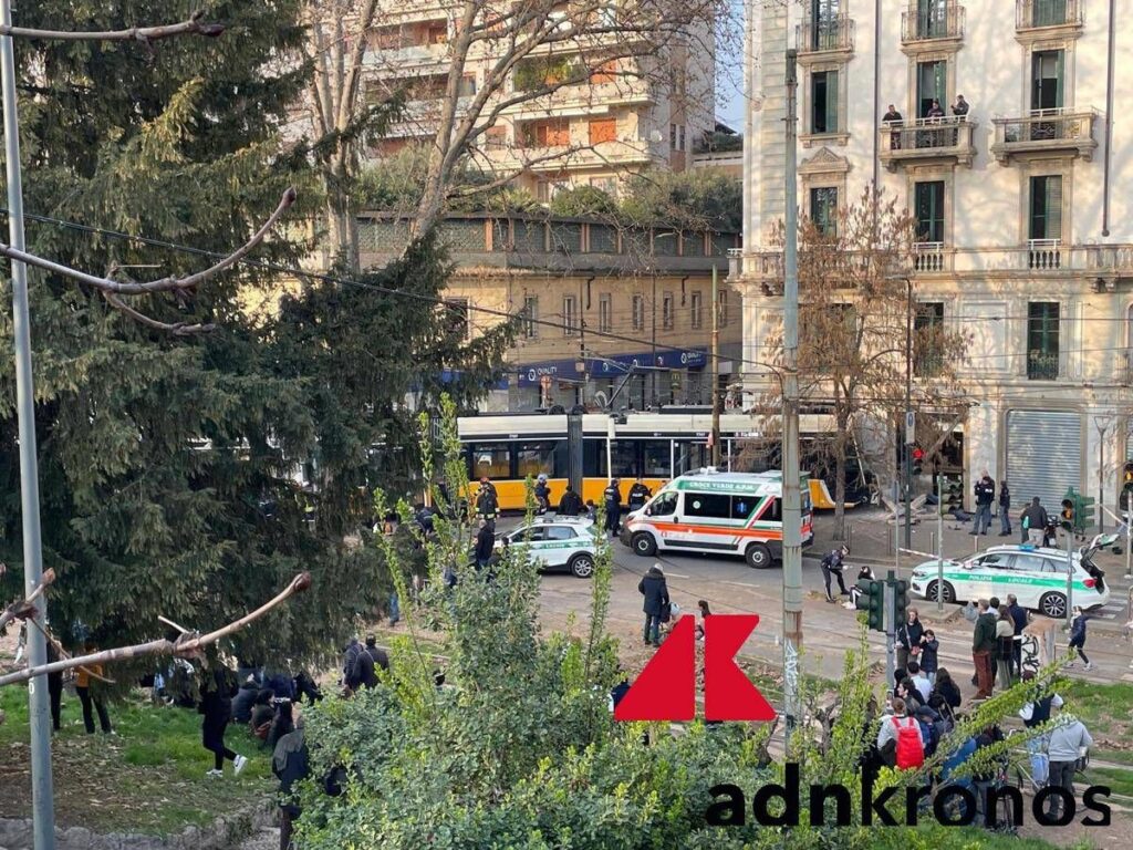 Milano, tram deraglia in centro: numerosi feriti
