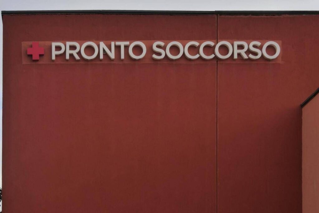 Milano, vola giù dalla finestra a scuola durante la ricreazione: ferita 11enne