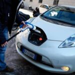 Mobilità, indagine: un italiano su due valuta l’acquisto di un’auto green