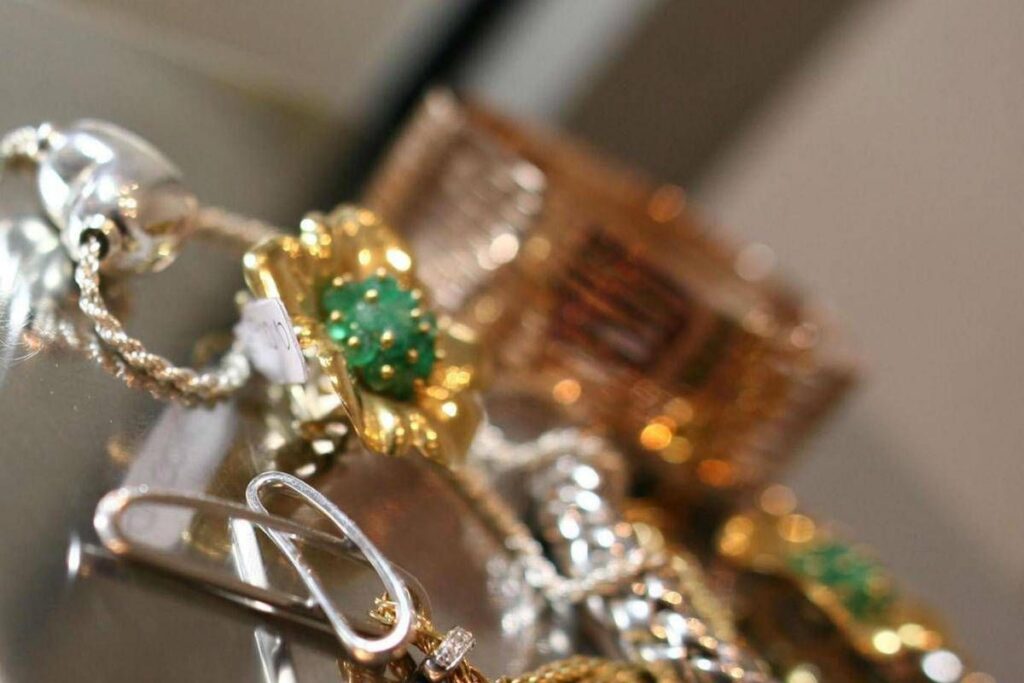 Moglie e amante? Un gioiello ‘per due’: ecco come gestire doppi (o tripli) regali e non farsi beccare