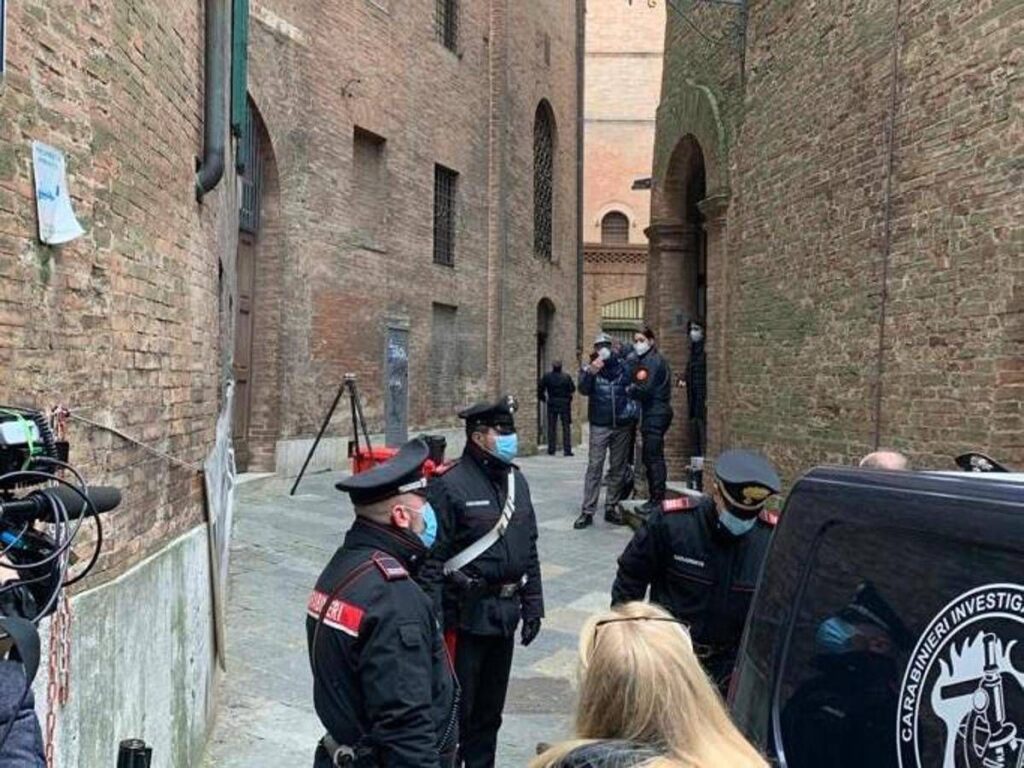 Morte David Rossi, perizia: lesioni volto non legate a caduta, ipotesi urto contro fili metallo finestra Mps