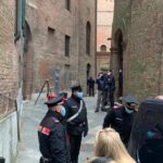 Morte David Rossi, perizia: lesioni volto non legate a caduta, ipotesi urto contro fili metallo finestra Mps