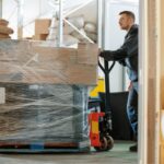 Pallet, pellicola e cinghie: Bruxelles fa marcia indietro sul 100% di riuso