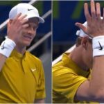 Prima sbaglia, poi si colpisce la testa: Sinner ‘stizzito’ a Doha