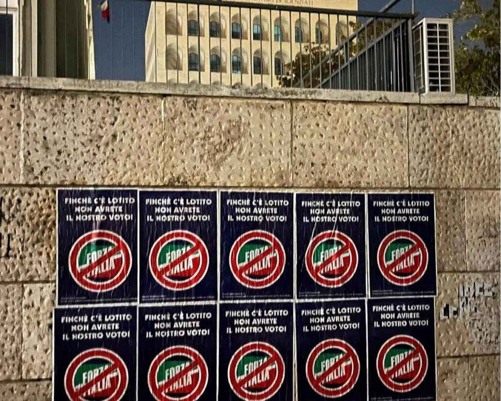 Protesta laziali, manifesti con simbolo Forza Italia sbarrato: “Finché c’è Lotito non avrete nostro voto”
