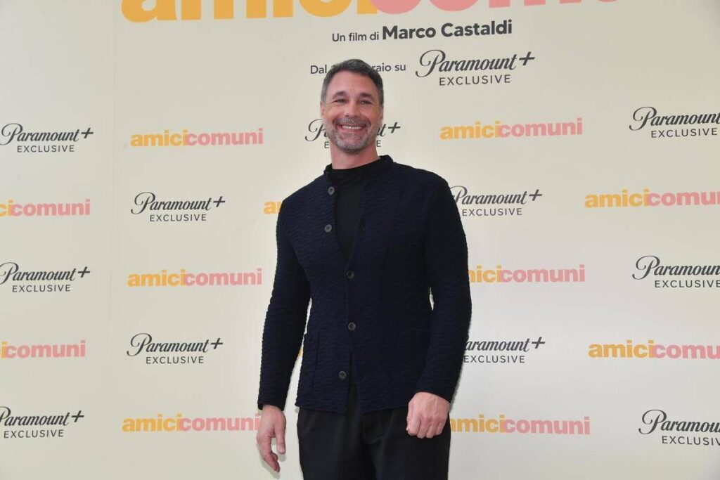 Raoul Bova in ‘Amici comuni’: “Il telefono è il terzo incomodo in una coppia”