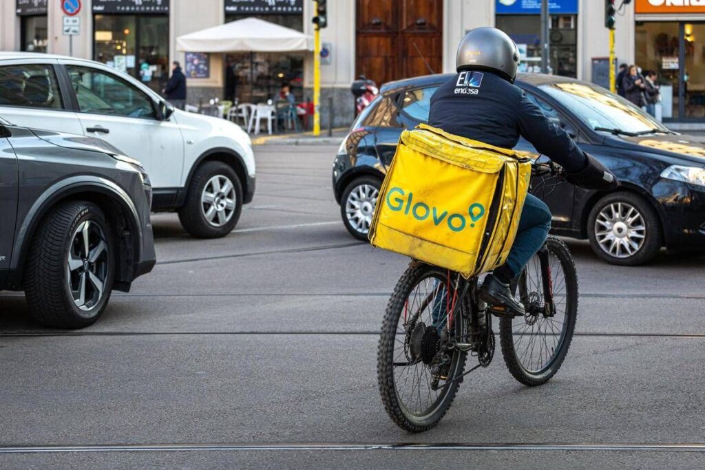 Rider sfruttati, Glovo replica: “Procura non ha ordinato di assumerne 40.000”