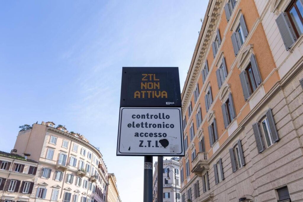 Roma, sì al ticket di accesso alla ztl per le auto elettriche: al via dal 1° luglio