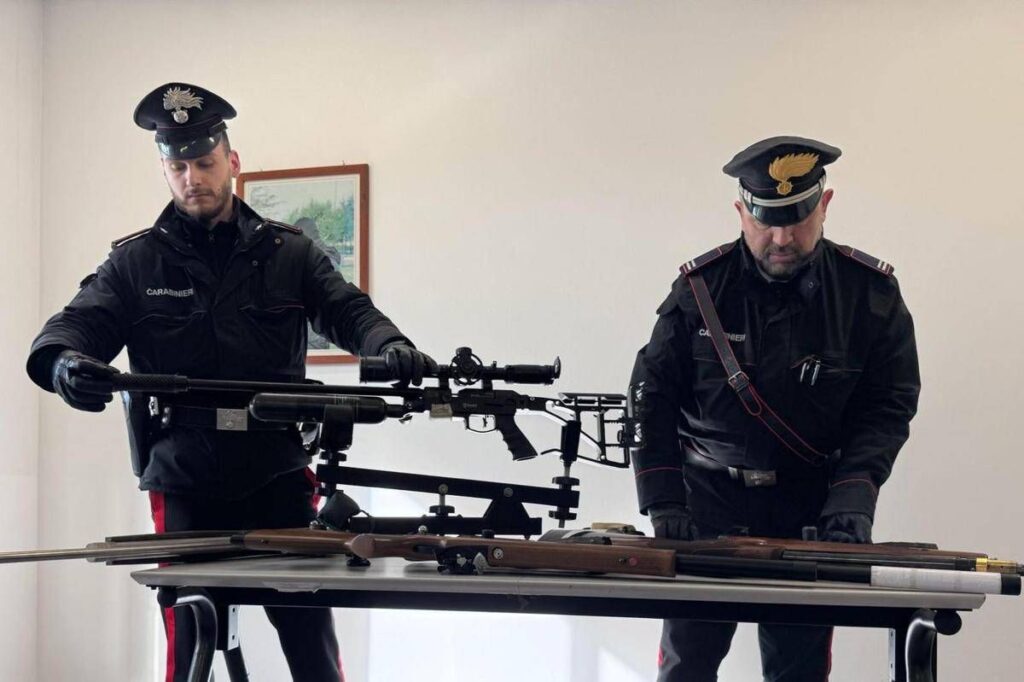 Roma, tiro al bersaglio col fucile dalla finestra: in casa aveva un arsenale