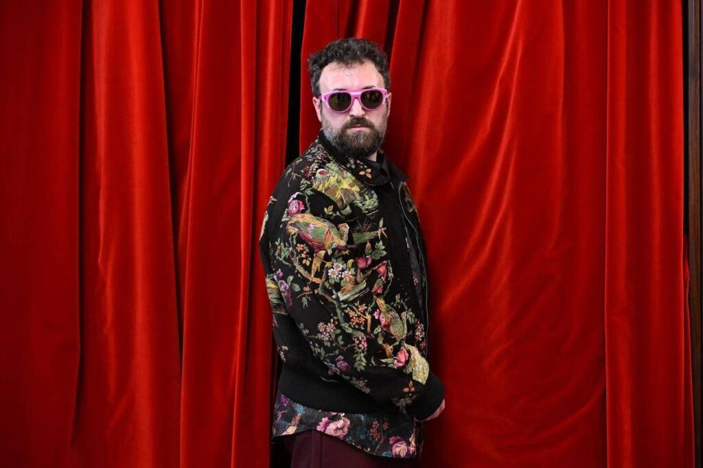 Sanremo 2026, Dargen D’Amico chi è: gli esordi nel freestyle e gli occhiali da sole come alter ego