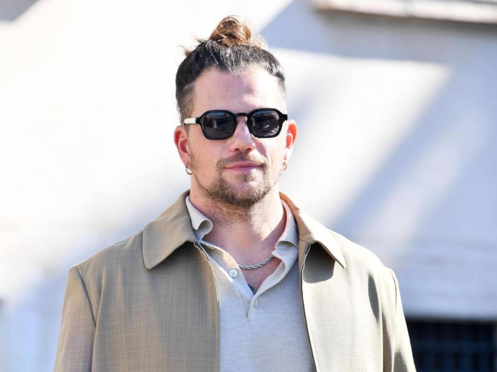 Sanremo 2026, Enrico Nigiotti chi è: gli esordi con Amici, il ruolo da papà, il nonno Tommaso