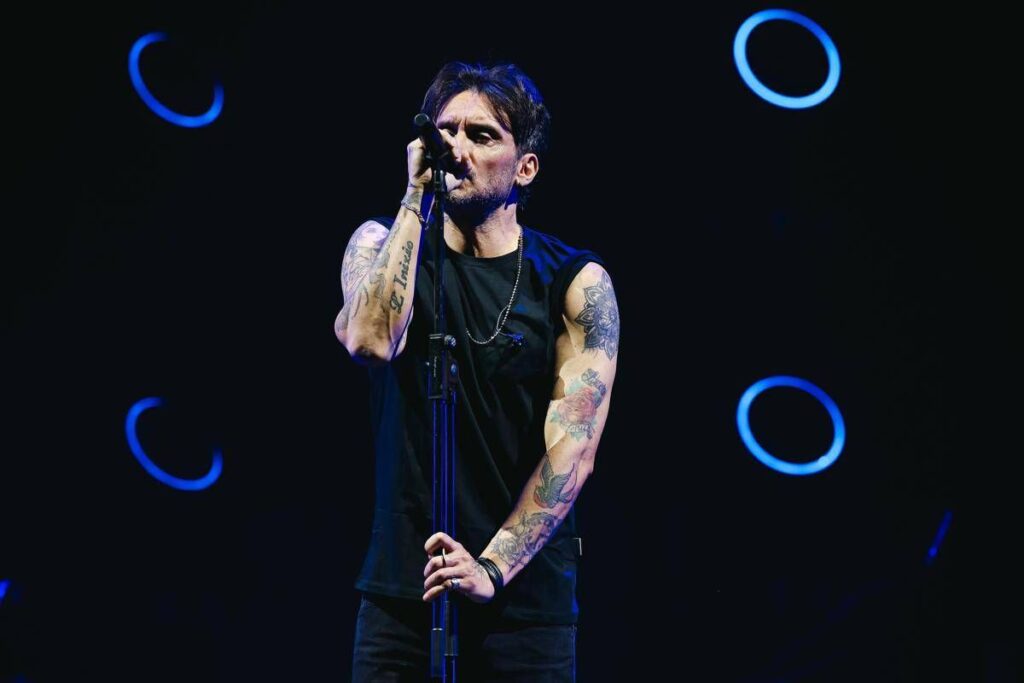 Sanremo 2026, Fabrizio Moro chi รจ: la cover con Eddie Brock