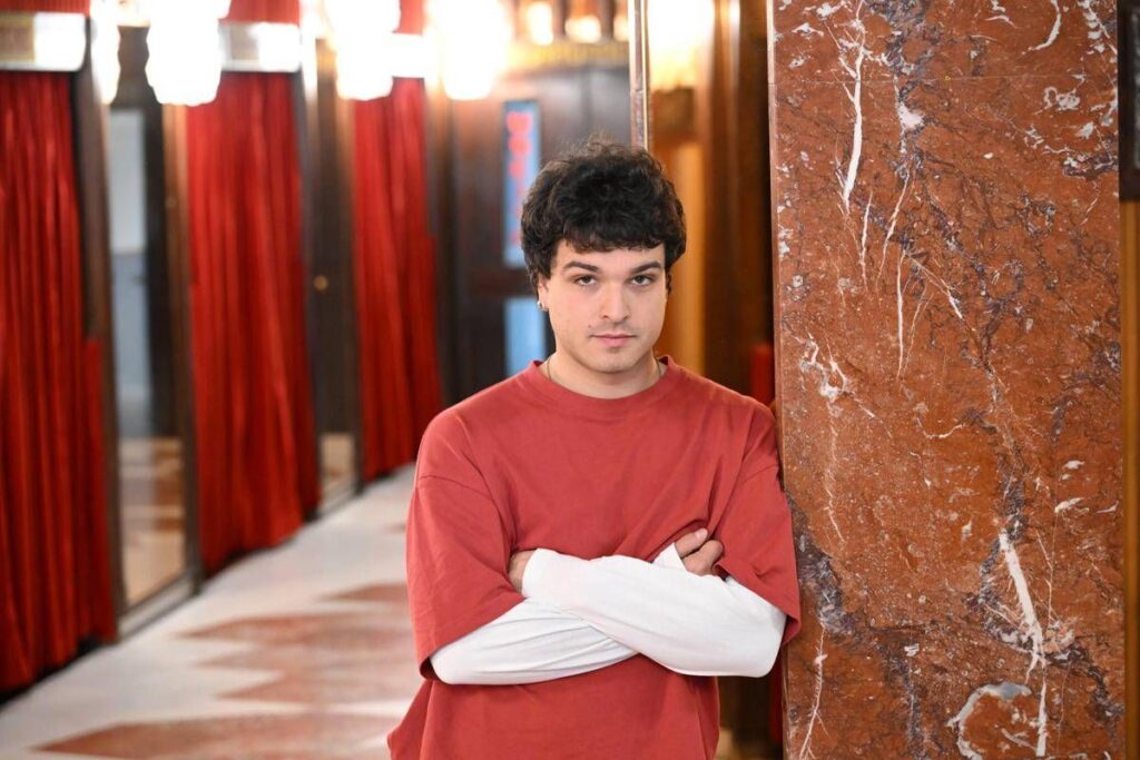 Sanremo 2026, Leo Gassmann chi è: gli esordi, il vero cognome, il gesto eroico