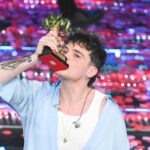 Sanremo 2026, Olly torna al Festival: un anno dalla vittoria con ‘Balorda nostalgia’
